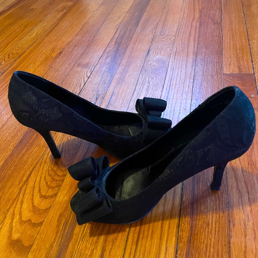 Gorgeous black heels with a bow